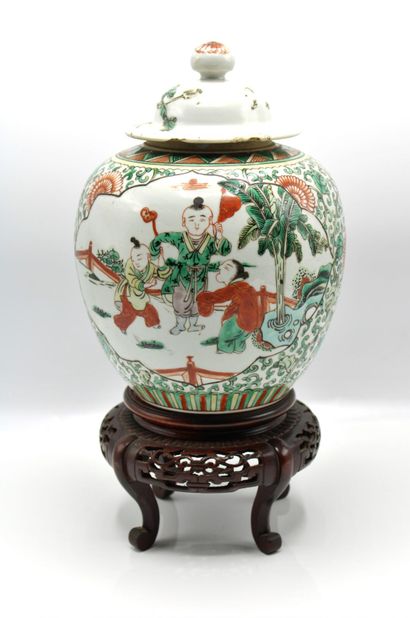 CHINE XIXe
Pot à couvercle de la famille...