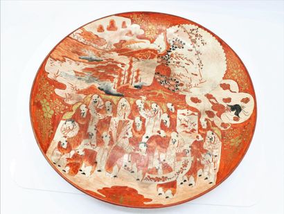 JAPON
Plat en porcelaine à décor polychrome....
