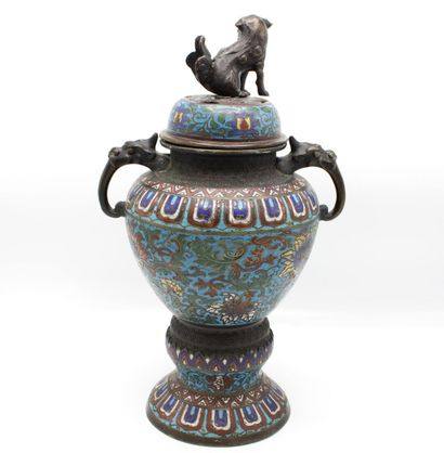 CHINE 
Vase couvert en émaux cloisonnés
Hauteur...