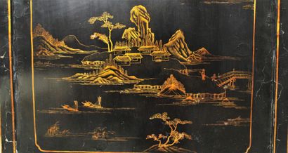 CHINE
Panneau en bois laqué à décor en dorure...