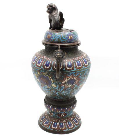 CHINE 
Vase couvert en émaux cloisonnés
Hauteur...