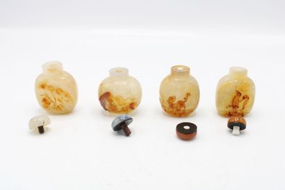 CHINE, XXe siècle
Quatre flacons-tabatières...