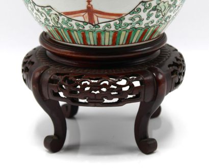 CHINE XIXe
Pot à couvercle de la famille...