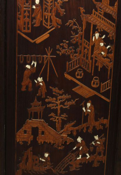 CHINE XIXe. 
Paire de panneaux en bois à...