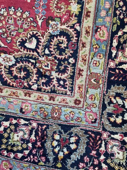 Tapis Ispahan, XXe
Tapis à fond rouge à médaillon...