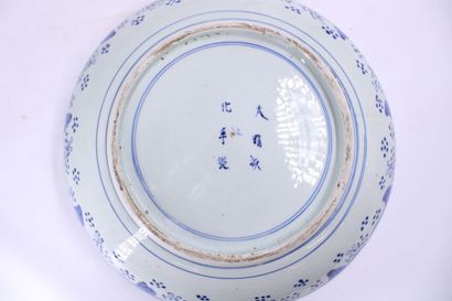 JAPON, période Meiji
Important plat en porcelaine...