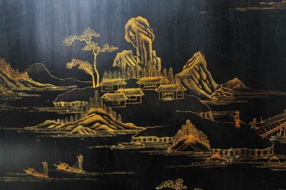 CHINE
Panneau en bois laqué à décor en dorure...