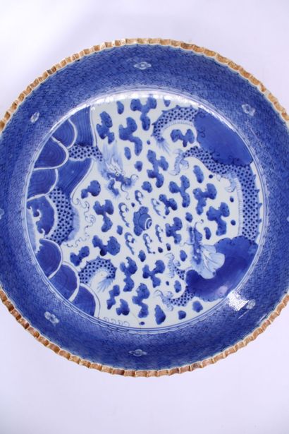 JAPON, période Meiji
Important plat en porcelaine...