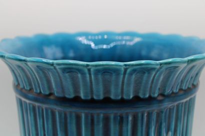 CHAROLLES
Cache pot émaillé bleu à décor...