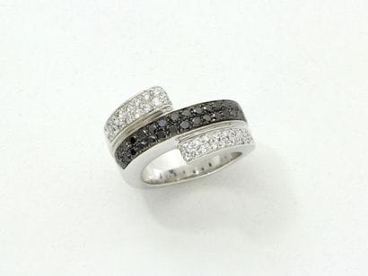 Bague jonc en or gris 750 millièmes, à décor...
