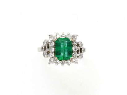 Bague en or gris 750 millièmes ornée d'une...
