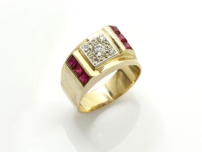 Bague chevalière excentrée en or 750 millièmes...