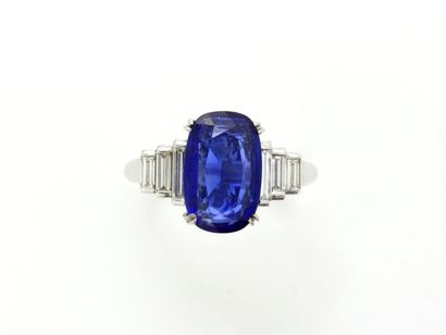 Élégante bague en or gris 750 millièmes ornée...
