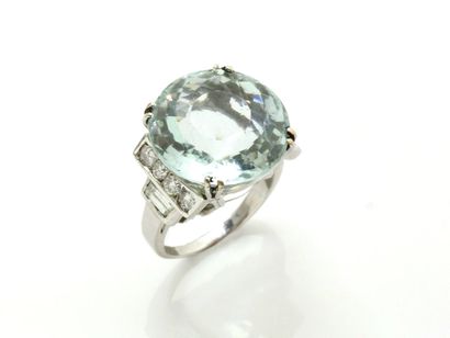 Bague en or gris 750 millièmes, ornée d'une...