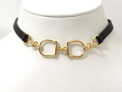 HERMÈS

Collier ras de cou en métal doré...