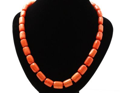 Collier composé d'une chute de perles tubulaires...