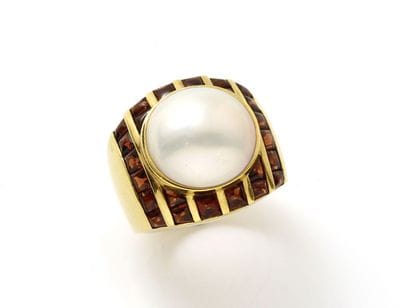 Importante bague en or 750 millièmes, centrée...