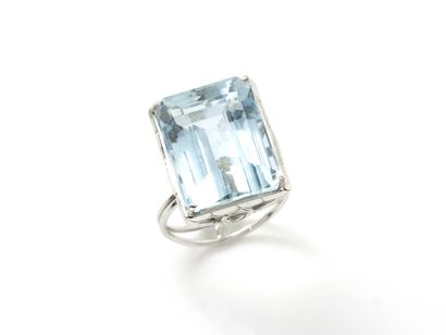 Bague en fil d'or gris 750 millièmes, ornée...