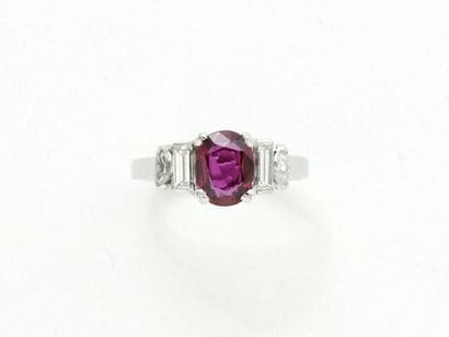 Bague en or gris 750 millièmes, ornée d'un...