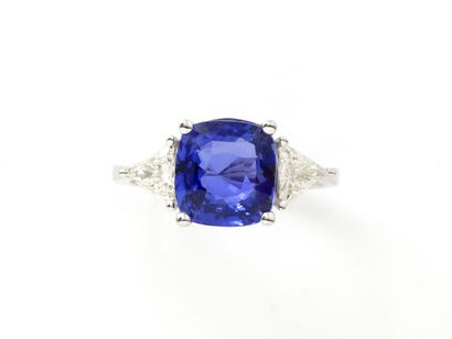
Bague en or gris 750 millièmes, ornée d'un...