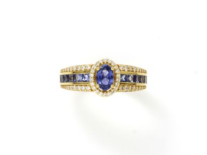Bague en or 750 millièmes, ornée d'un saphir...