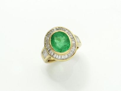 Bague en or 750 millièmes ornée d'une émeraude...