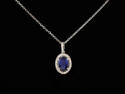 Collier en or gris 750 millièmes, retenant...