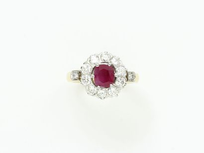 Bague 2 tons d'or 750 millièmes ornée d'un...