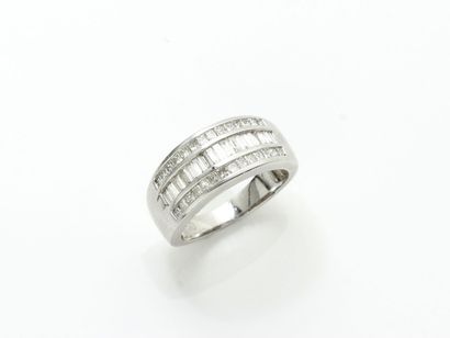 Bague bandeau en or gris 750 millièmes, habillée...