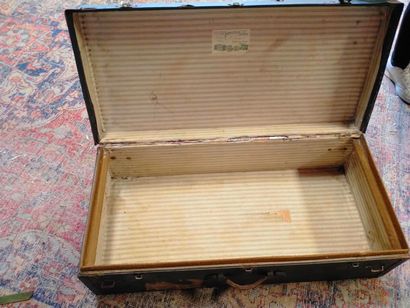 Une valise en carton 