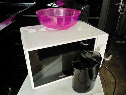 Ensemble composé d'un frigo; une bouilloire...