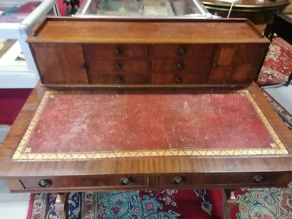 Bureau plat à gradin, cuir rouge, 8 tiroirs...