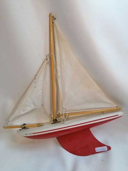 Bateau, voilier de bassin en bois 