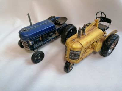 Tracteur en tôle bleu et jaune, 24cm
