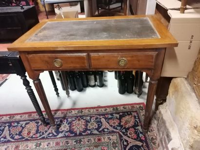 Petit bureau plat, dessus cuir, pieds cannelés...