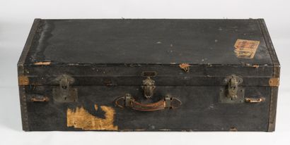 Une valise en carton 