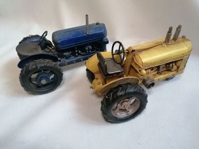 Tracteur en tôle bleu et jaune, 24cm