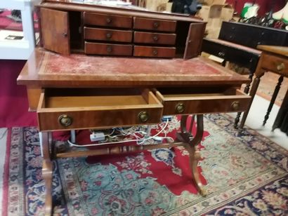 Bureau plat à gradin, cuir rouge, 8 tiroirs...