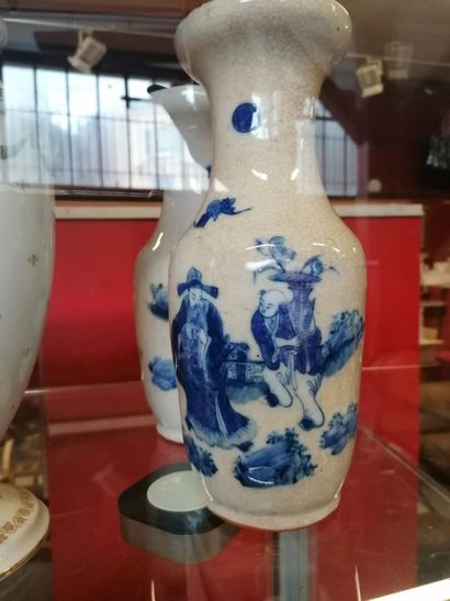 Paire de vases en faîence bleue cerclé de...
