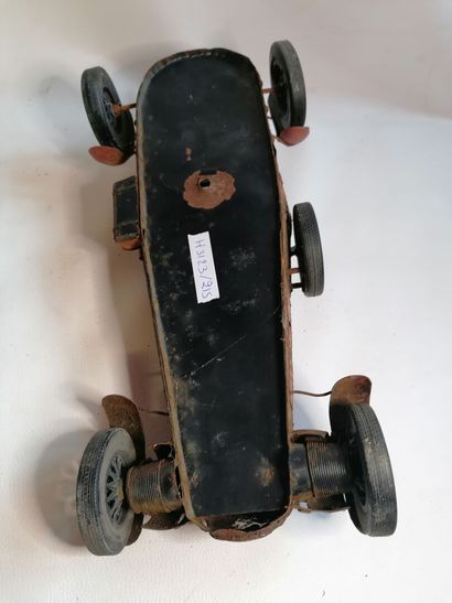 Voiture en tôle rouge en l'état, 39cm