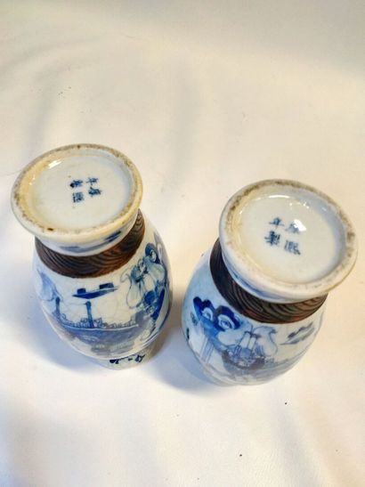 Paire de vases en faîence bleue à décors...
