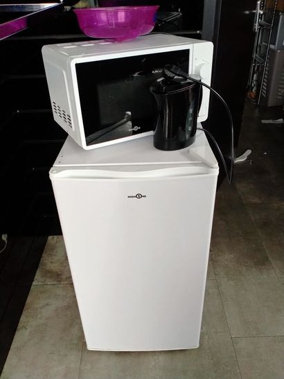 Ensemble composé d'un frigo; une bouilloire...