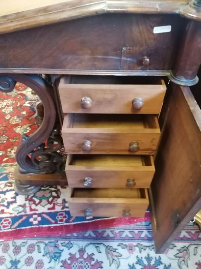 Petit meuble scribant, porte sur le côté...