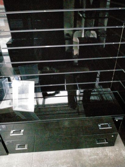 Ensemble de 14 meubles bas de rangement ouvrant...