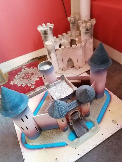 Lot de 2 châteaux en isorèle et plastique,...