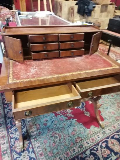 Bureau plat à gradin, cuir rouge, 8 tiroirs...
