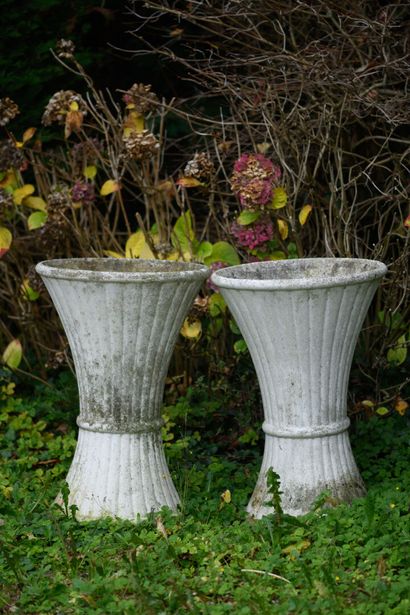 Paire de vasques en pierre H : 69.5cm, diam...