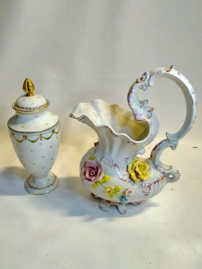Un pichet en faïence à décor florale (petit...