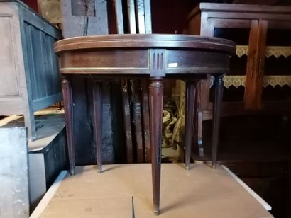 Table demi lune, style Louis XVI, pieds fuselés...