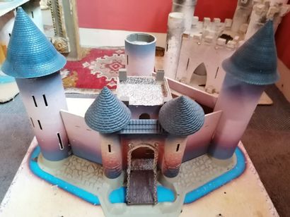 Lot de 2 châteaux en isorèle et plastique,...